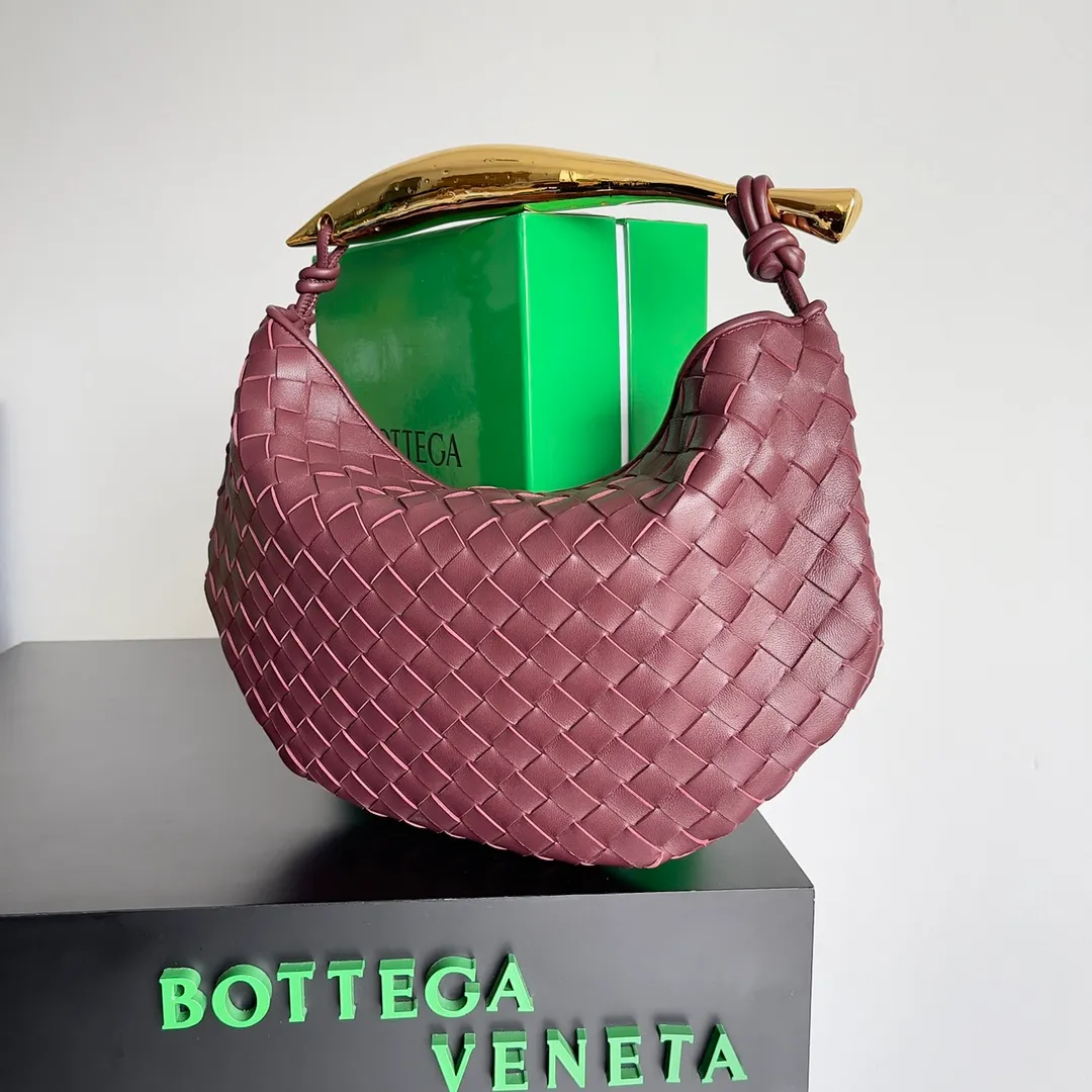 Batch 1760, ready for sale. Inspired by the 20th century modern sculptor Brancusi's work "Birds in the Sky". Muse brass handles, unique craftsmanship, make each handle unique, thus reflecting the precious sense of sculpture. Carrying Sardine in hand creates a high-end and modern look! The Sardine handbag uses Intrecciato weaving to highlight the heritage of the brand's craftsmanship. The handle design forms a strong contrast and presents an artistic design concept. The finishing of the Muse brass decorative layer is completed by multiple processes. The exquisite craftsmanship makes each handle unique. Style number: 7468 Size: 33*3*24